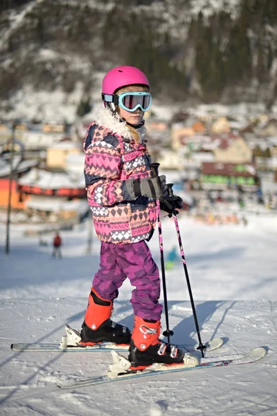 Κορίτσι Στο Σκι Απολαμβάνει Χιονοδρομικό Κέντρο — Φωτογραφία Αρχείου