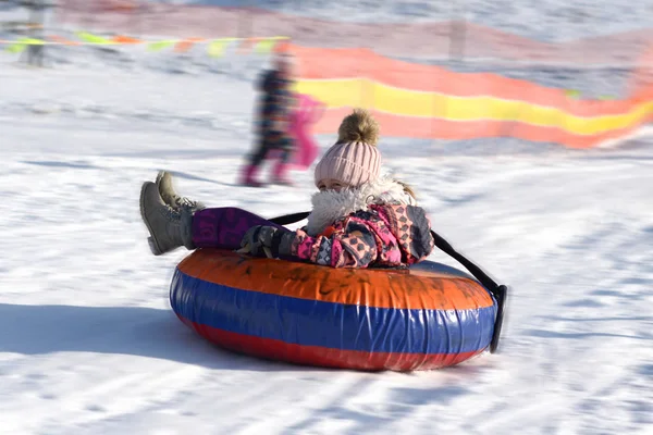 Mädchen Spielen Mit Snowtubing Snowtubing — Stockfoto