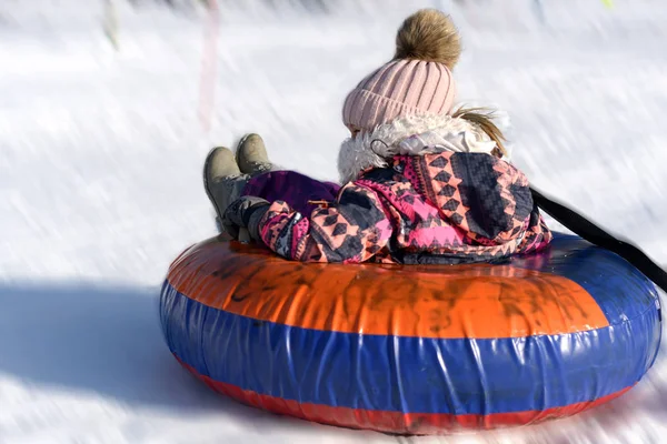 Kız Kar Hortumuyla Oynuyor Kar Borusu — Stok fotoğraf