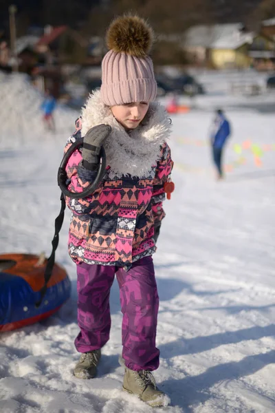 Menina Brincar Com Tubulação Neve Tubulação Neve — Fotografia de Stock