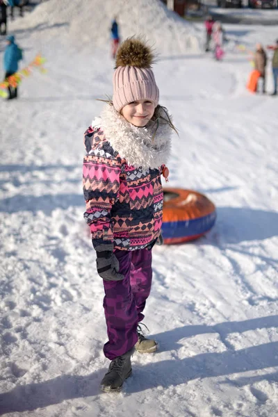 Menina Brincar Com Tubulação Neve Tubulação Neve — Fotografia de Stock