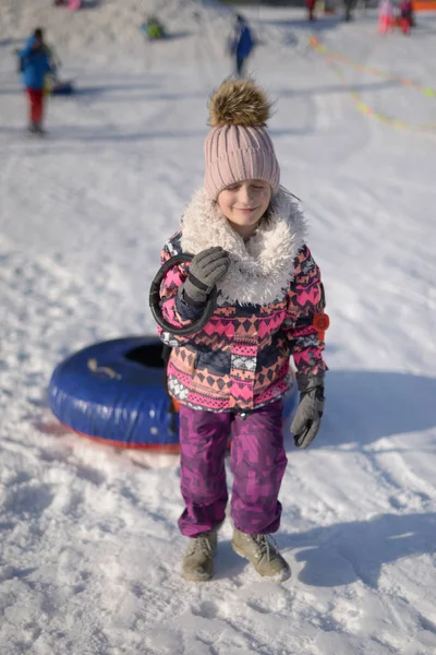 Meisje Spelen Met Snowtubing Sneeuwbuizen — Stockfoto