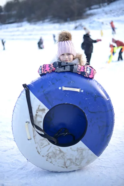 Girl Play Snowtubing Snowtubing — Stock Photo, Image