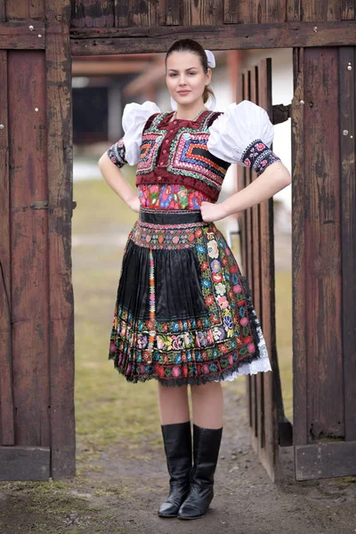 Giovane Bella Slovacca Donna Folklore Costume Tradizionale — Foto Stock