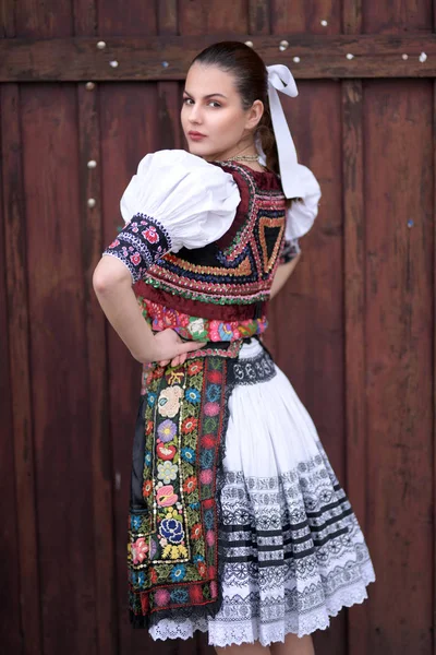 Fiatal Gyönyörű Szlovák Folklór Hagyományos Jelmezben — Stock Fotó