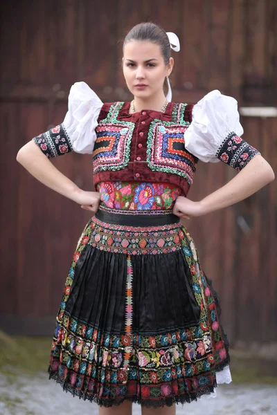 Fiatal Gyönyörű Szlovák Folklór Hagyományos Jelmezben — Stock Fotó