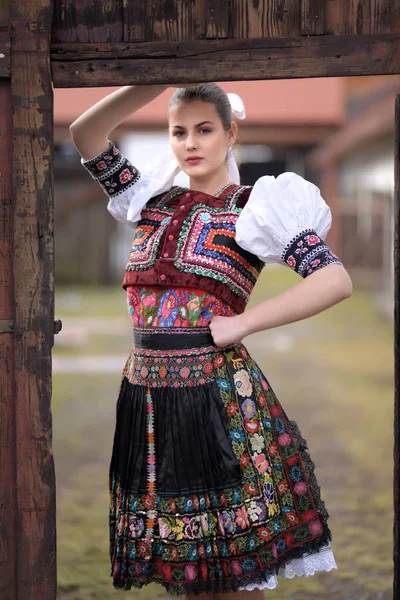 Joven Hermosa Eslovaca Folklore Mujer Traje Tradicional — Foto de Stock