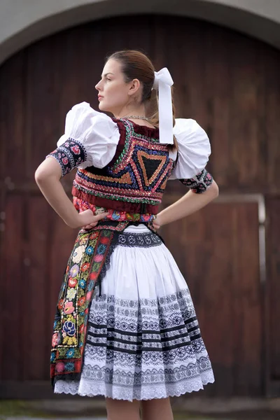 Fiatal Gyönyörű Szlovák Folklór Hagyományos Jelmezben — Stock Fotó