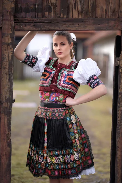 Jovem Bela Mulher Folclore Eslovaco Traje Tradicional — Fotografia de Stock