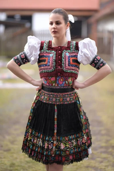 Mladý Krásný Slovenský Folklór Žena Tradiční Kostým — Stock fotografie