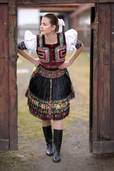 Giovane Bella Slovacca Donna Folklore Costume Tradizionale — Foto Stock