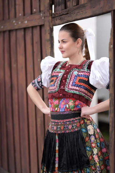 Fiatal Gyönyörű Szlovák Folklór Hagyományos Jelmezben — Stock Fotó