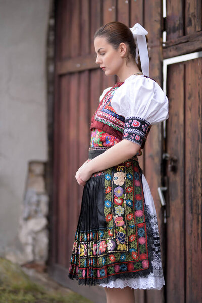 Молодая красивая словацкая фольклорная женщина в традиционном костюме
