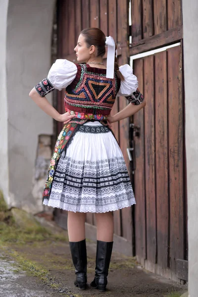 Jonge Mooie Slovak Folklore Vrouw Traditioneel Kostuum — Stockfoto