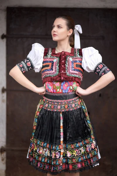 Fiatal Gyönyörű Szlovák Folklór Hagyományos Jelmezben — Stock Fotó