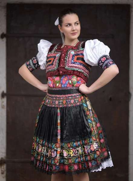 Jonge Mooie Slovak Folklore Vrouw Traditioneel Kostuum — Stockfoto