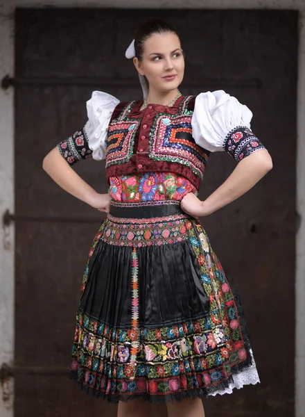 Fiatal Gyönyörű Szlovák Folklór Hagyományos Jelmezben — Stock Fotó