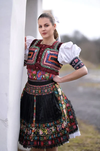 Fiatal Gyönyörű Szlovák Folklór Hagyományos Jelmezben — Stock Fotó