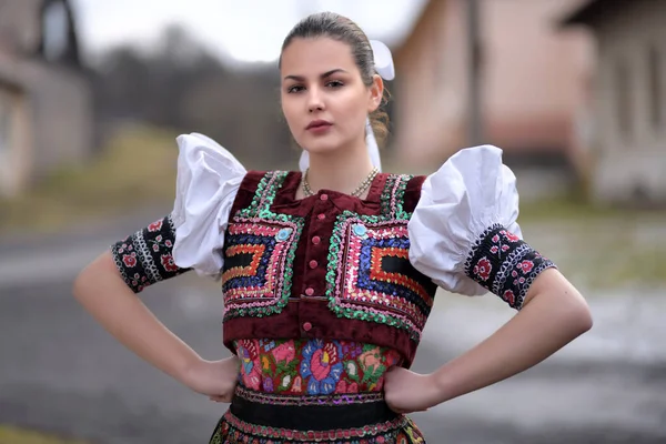 Ung Vacker Slogan Folklore Kvinna Traditionell Kostym — Stockfoto