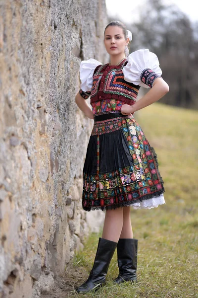 Mladý Krásný Slovenský Folklór Žena Tradiční Kostým — Stock fotografie