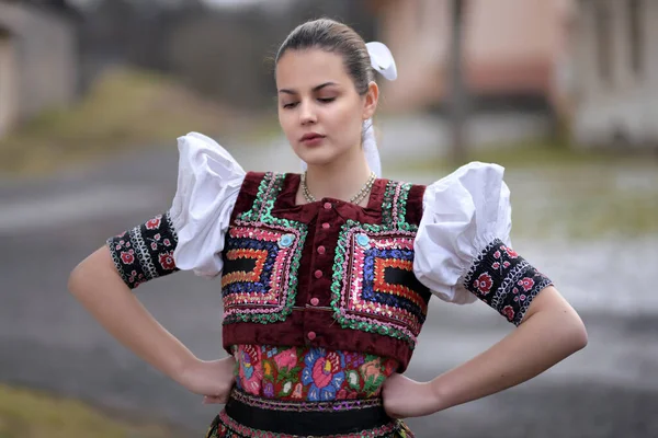 Jovem Bela Mulher Folclore Eslovaco Traje Tradicional — Fotografia de Stock