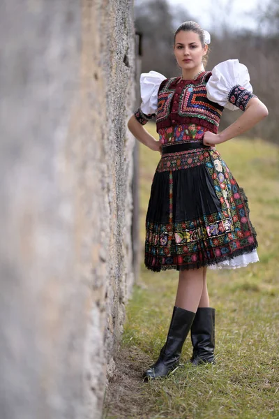 Jovem Bela Mulher Folclore Eslovaco Traje Tradicional — Fotografia de Stock