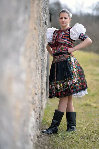 Jonge Mooie Slovak Folklore Vrouw Traditioneel Kostuum — Stockfoto