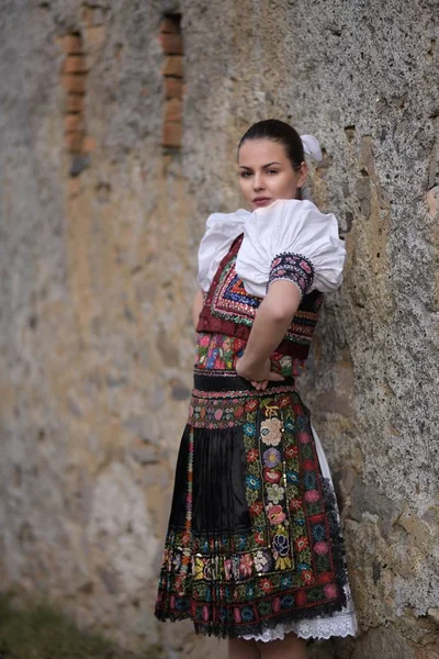 Jovem Bela Mulher Eslovaca Traje Tradicional — Fotografia de Stock