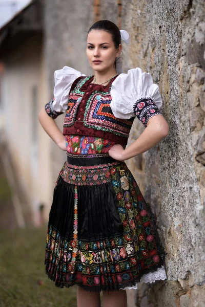 Jovem Bela Mulher Eslovaca Traje Tradicional — Fotografia de Stock