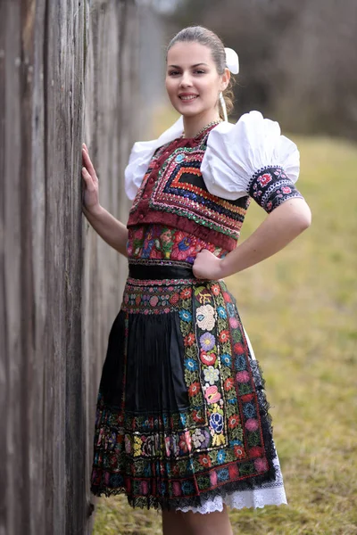 Jovem Bela Mulher Eslovaca Traje Tradicional — Fotografia de Stock