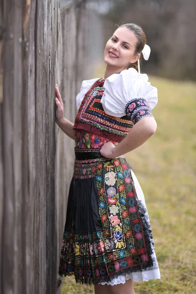 Jovem Bela Mulher Eslovaca Traje Tradicional — Fotografia de Stock