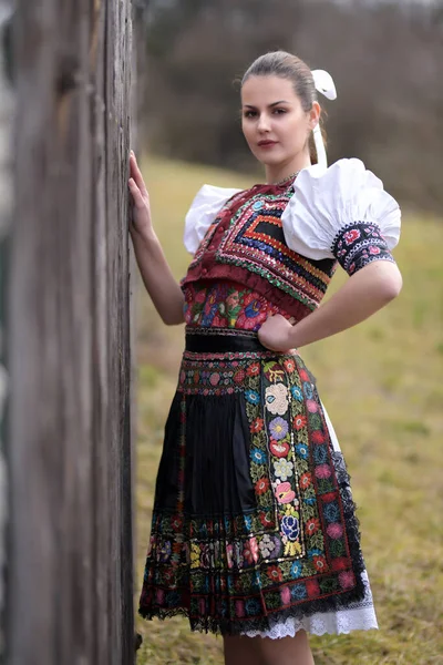 Giovane Bella Donna Slovacca Costume Tradizionale — Foto Stock