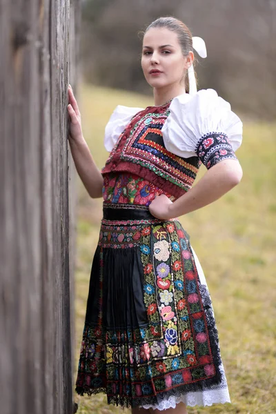 Jonge Mooie Slovak Vrouw Traditioneel Kostuum — Stockfoto