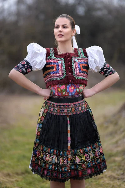 Jovem Bela Mulher Eslovaca Traje Tradicional — Fotografia de Stock