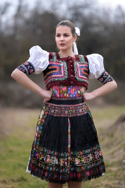 Jovem Bela Mulher Eslovaca Traje Tradicional — Fotografia de Stock