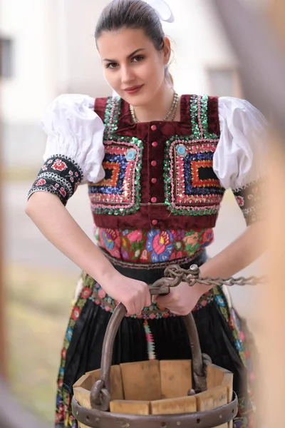 Młoda Piękna Słowianka Tradycyjnym Kostiumie — Zdjęcie stockowe