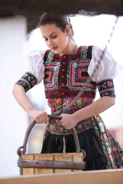 Jovem Bela Mulher Eslovaca Traje Tradicional — Fotografia de Stock