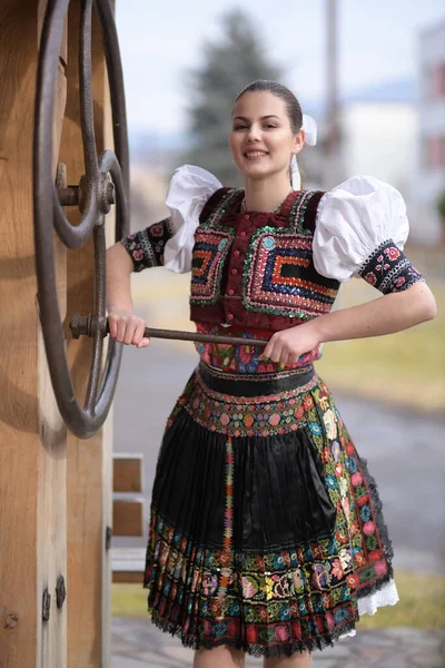 Jovem Bela Mulher Eslovaca Traje Tradicional — Fotografia de Stock