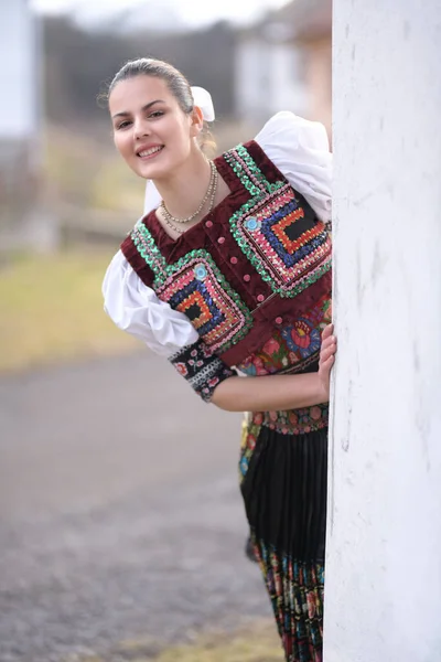 Jovem Bela Mulher Eslovaca Traje Tradicional — Fotografia de Stock