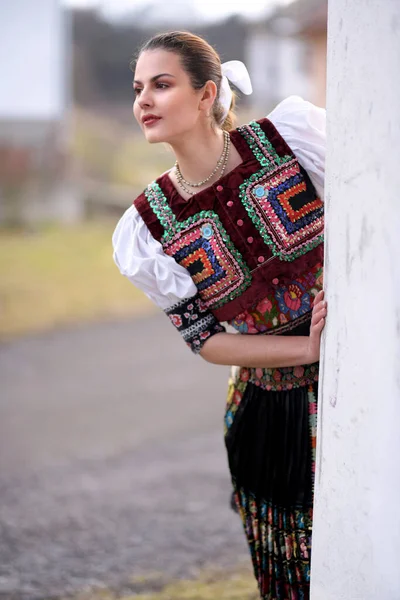 Jovem Bela Mulher Eslovaca Traje Tradicional — Fotografia de Stock