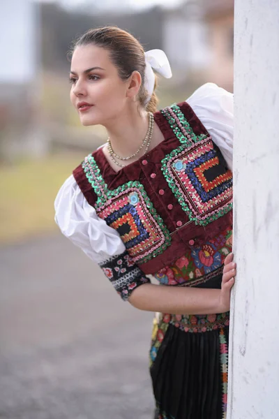 Jovem Bela Mulher Eslovaca Traje Tradicional — Fotografia de Stock