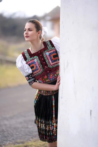 Jonge Mooie Slovak Vrouw Traditioneel Kostuum — Stockfoto