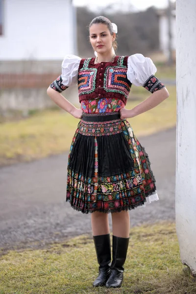 Jovem Bela Mulher Eslovaca Traje Tradicional — Fotografia de Stock