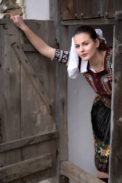 Jovem Bela Mulher Eslovaca Traje Tradicional — Fotografia de Stock