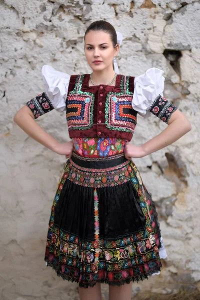 若いです美しいですSlovak女性で伝統的な衣装 — ストック写真