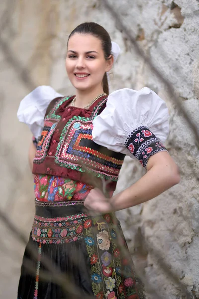 Jovem Bela Mulher Eslovaca Traje Tradicional — Fotografia de Stock