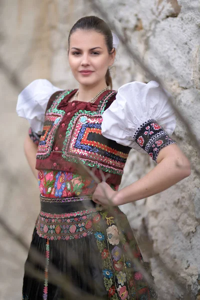 Jovem Bela Mulher Eslovaca Traje Tradicional — Fotografia de Stock