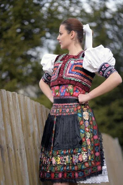 Jovem Bela Mulher Eslovaca Traje Tradicional — Fotografia de Stock