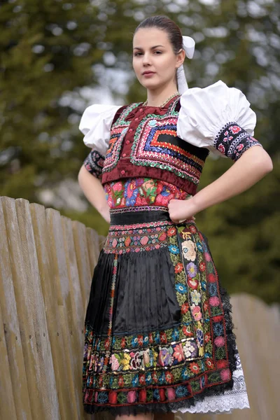 Jovem Bela Mulher Eslovaca Traje Tradicional — Fotografia de Stock