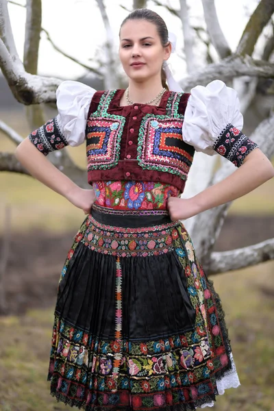 Jovem Bela Mulher Eslovaca Traje Tradicional — Fotografia de Stock